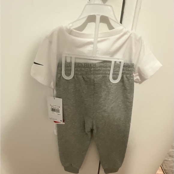 NWT NIKE BOYS 2 PIECE SET - Picture 2 of 5